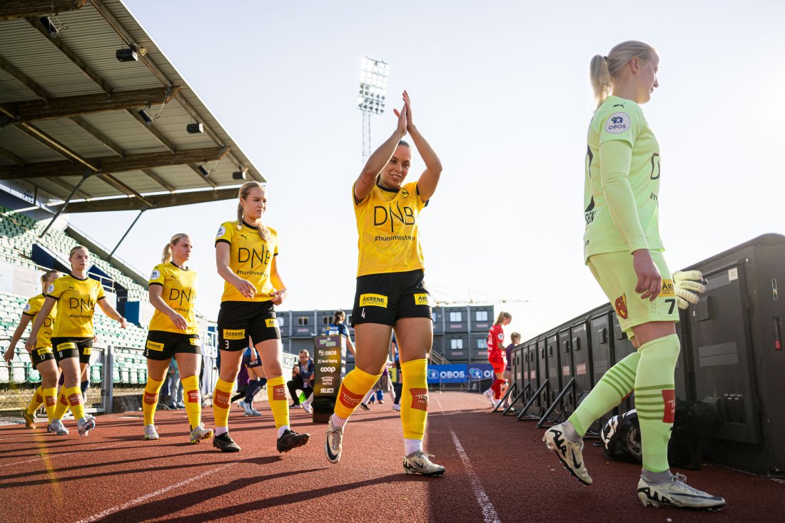 LSK Kvinner entrer banen før Toppserien kampen mot Stabæk i 2024. Fra høyre ser vi målvakt Ingvild Vik Jonassen, Marte Bjelde Hjelmhaug, Oda Johansen, Camilla Huseby og Mille Ivi Christensen.