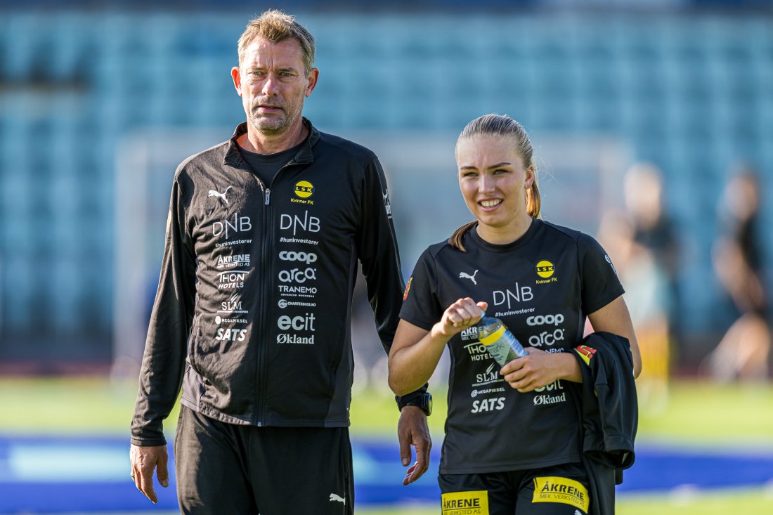 LSK Kvinner-trener André Bergdølmo med Kaja Bjelde Hjelmhaug før en Toppserien kamp mot Stabæk på Nadderud Stadion.