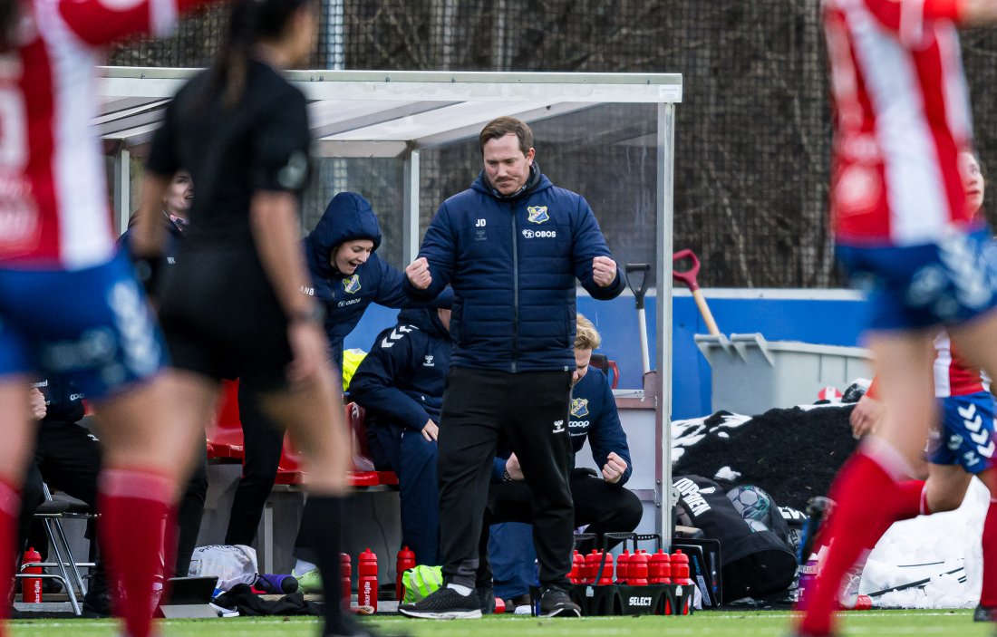 Lyn-trener Joakim Dragsten feirer et Lyn mål i møte med LSK Kvinner i Toppserien på Kringsjå.