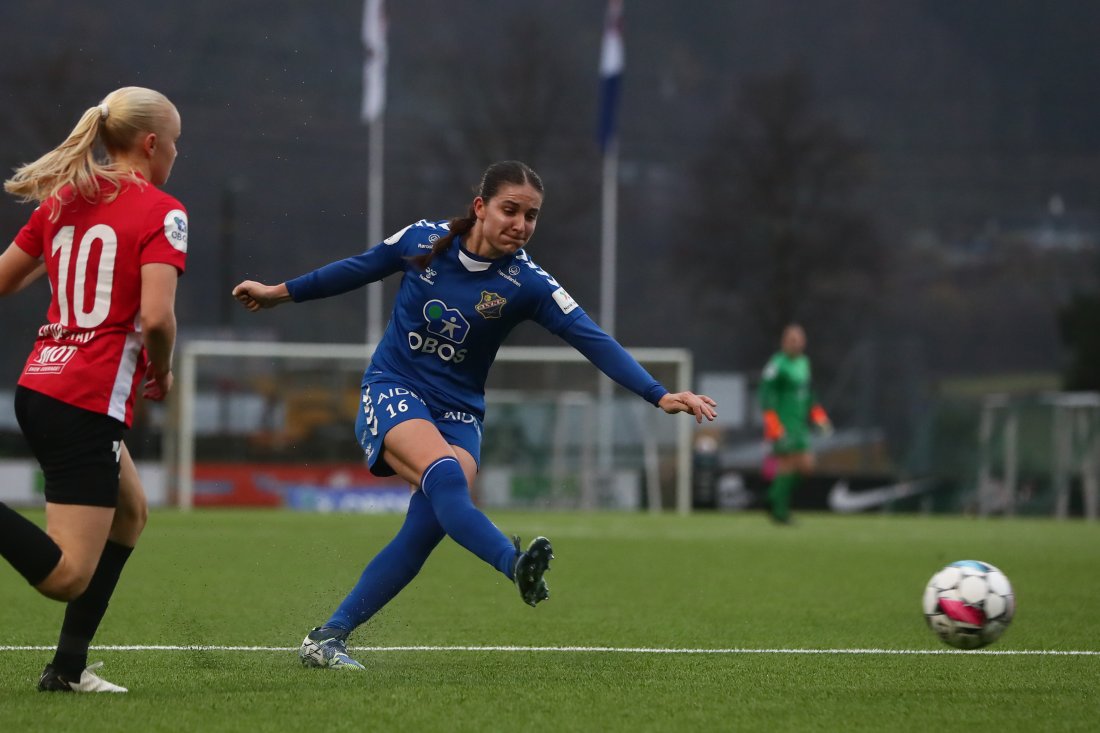 Naina Inauen er en Lyn-spiller det er knytt forventninger til denne sesongen. Her i et avslutningsøyeblikk mot Arna-Bjørnar på Arna Idrettspark i 2024.