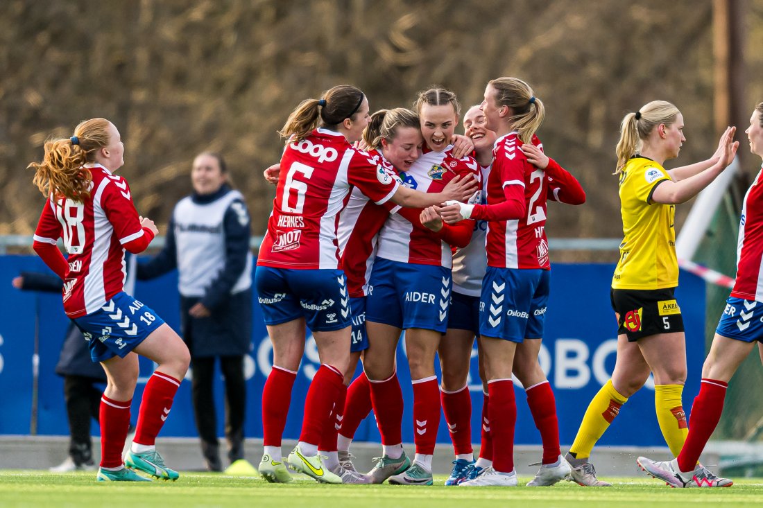 Lyn-spiller Jenny Røsholm Olsen feirer scoring mot LSK Kvinner på Kringsjå i Toppserien 2024.