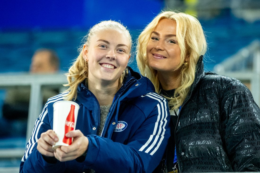 Tuva Espås og Matilde Lundorf på tribunen før en Champions League-kamp for Vålerenga i 2025.