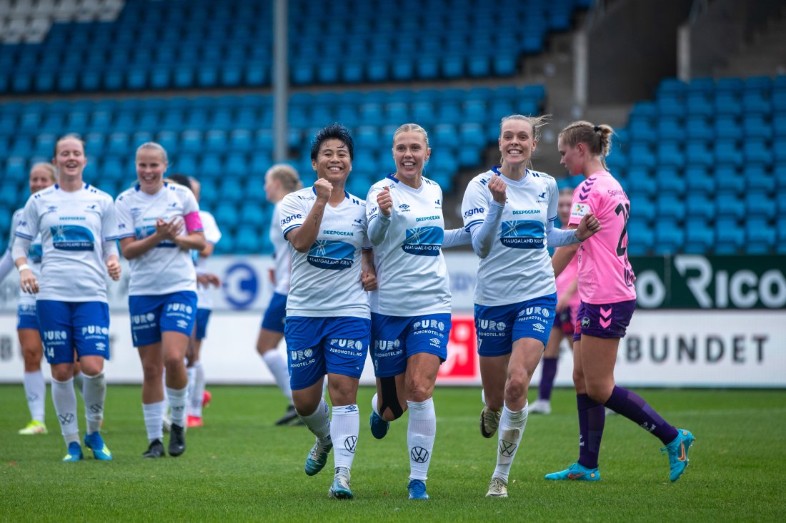 Meryll Abrahamsen (t.v.), Kristina Svandal og Emilie Guddal feirer mål mot Odd for Haugesund i 2025.