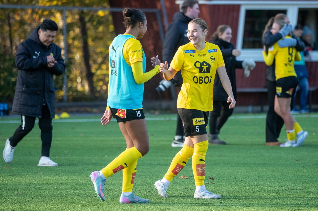 Aada Mäkelä etter LSK Kvinners kamp på Røabanen tidligere i år. Feirer seieren med Jasmin Mansaray