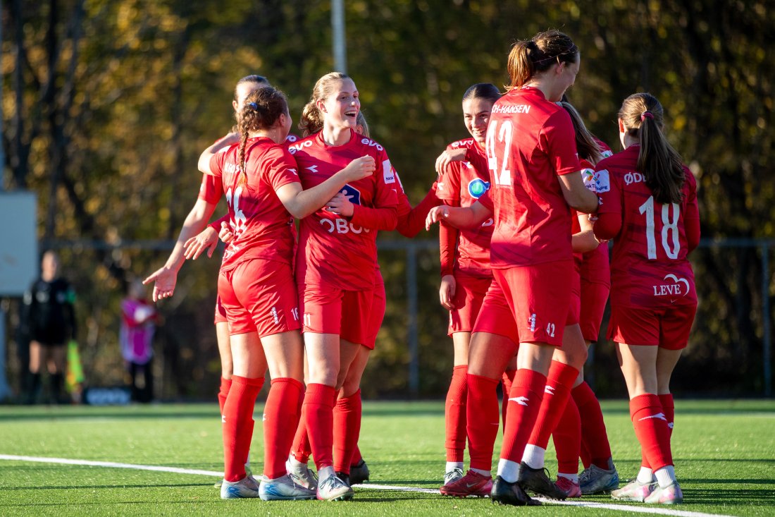 Elisa Berisha feirer scoring på Røabanen mot LSK Kvinner.