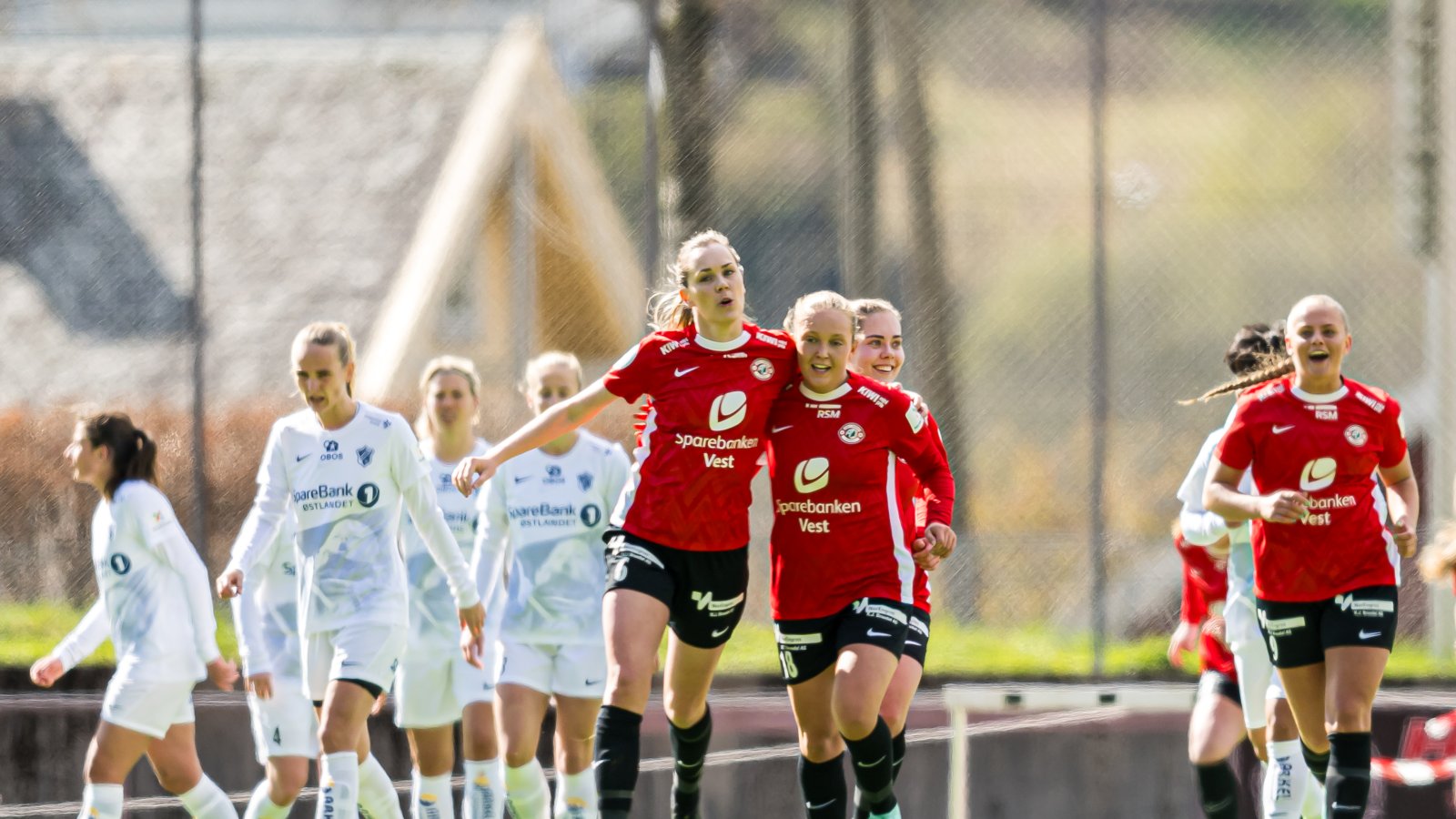 Endelig kunne Arna-Bjørnar juble for tre poeng. Samtidig blåste de fullt liv i nedrykkskampen og er nå á poeng med Åsane på kvalikplass. Foto: Marius Simensen / Bildbyrån