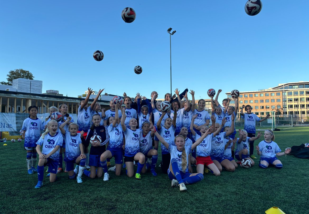 JUBEL: Spillerne på Monolitten J2013 og J2014 synes det var stor stas å få besøk av Røa-spillerne Ragne Svastuen, Mina Bell Folland og Mari Rosendal Nyhagen.