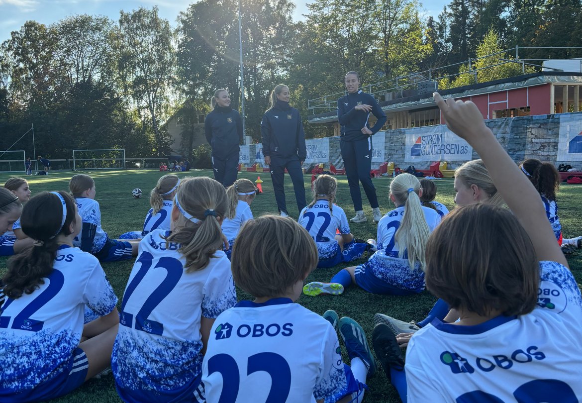 SPØRSMÅL: Spillerne på Monolitten IL fikk muligheten til å stille spørsmål til Røa-spillerne Ragne Svastuen, Mina Bell Folland og Mari Rosendal Nyhagen.