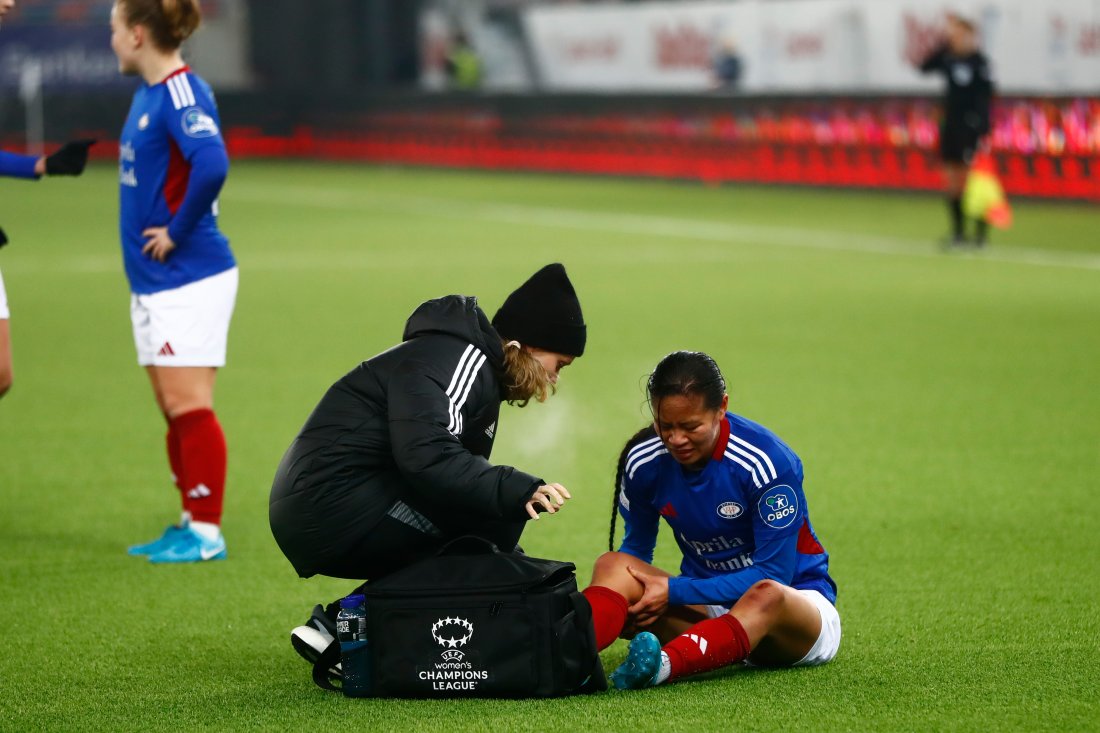 Ylinn Tennebø holder seg til kneet i Champions League-kampen mot Arsenal.