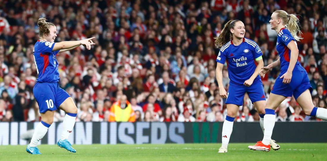 Olaug Tvedten feirer sin scoring mot Arsenal på Emirates Stadium. Karina Sævik og Janni Thomsen feirer med henne.