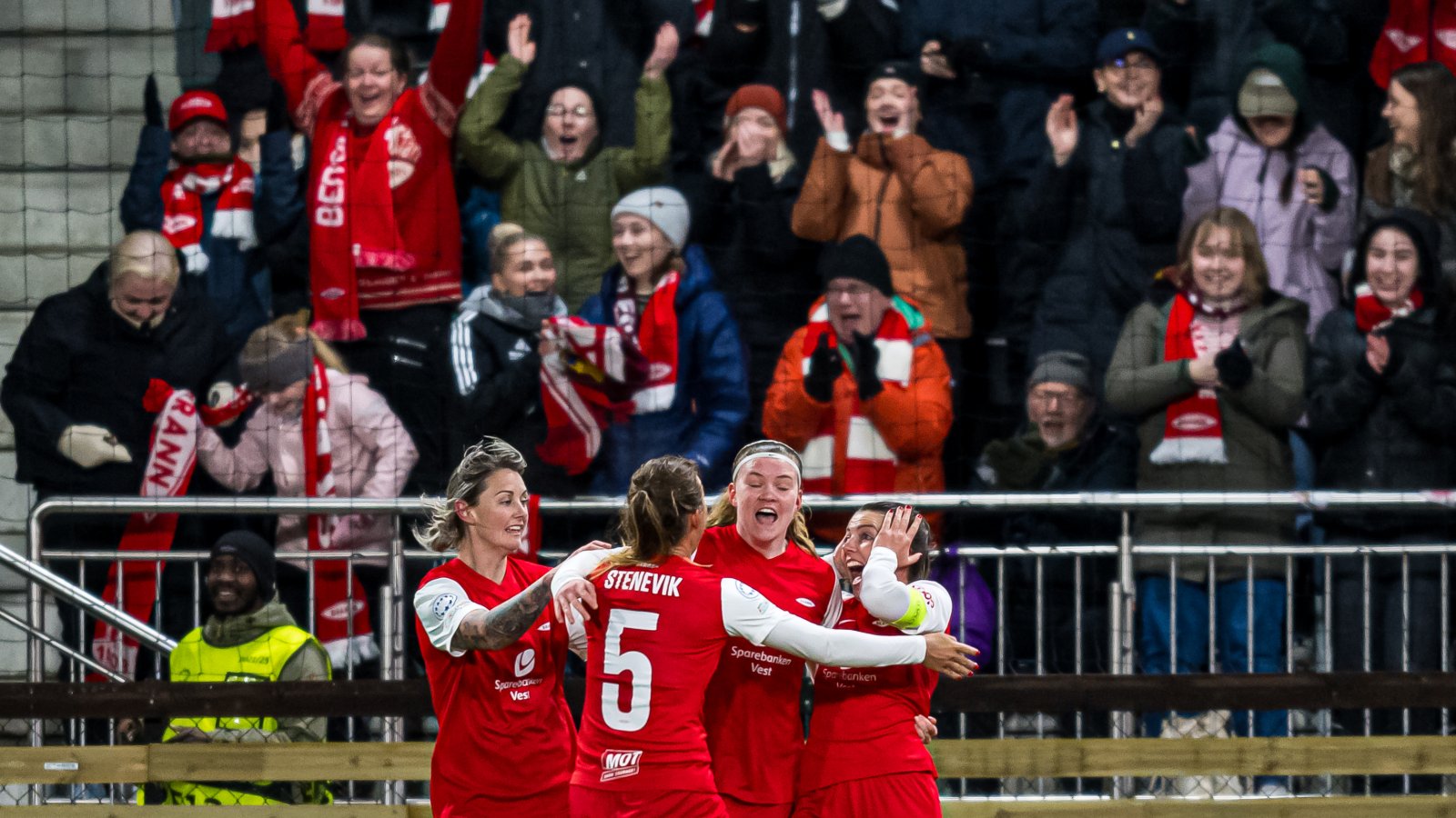 Brann håper nok på mer jubel i helgen når de skal møte Lyn, i det som blir deres siste kamp på Stemmemyren. Her fra Champions League-kampen mot Barcelona på Åsane Arena. Foto: Marius Simensen / Bildbyrån