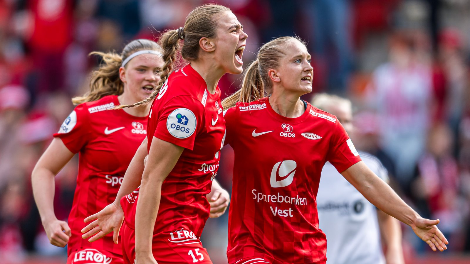 Kaptein Marthine Østenstad og resten av Brann kjenner lukten av Champions League, men bergenserne må holde dampen oppe. Denne runden får de besøk av lillesøster Åsane til et svært viktig bergensderby. Foto: Marius Simensen / Bildbyrån