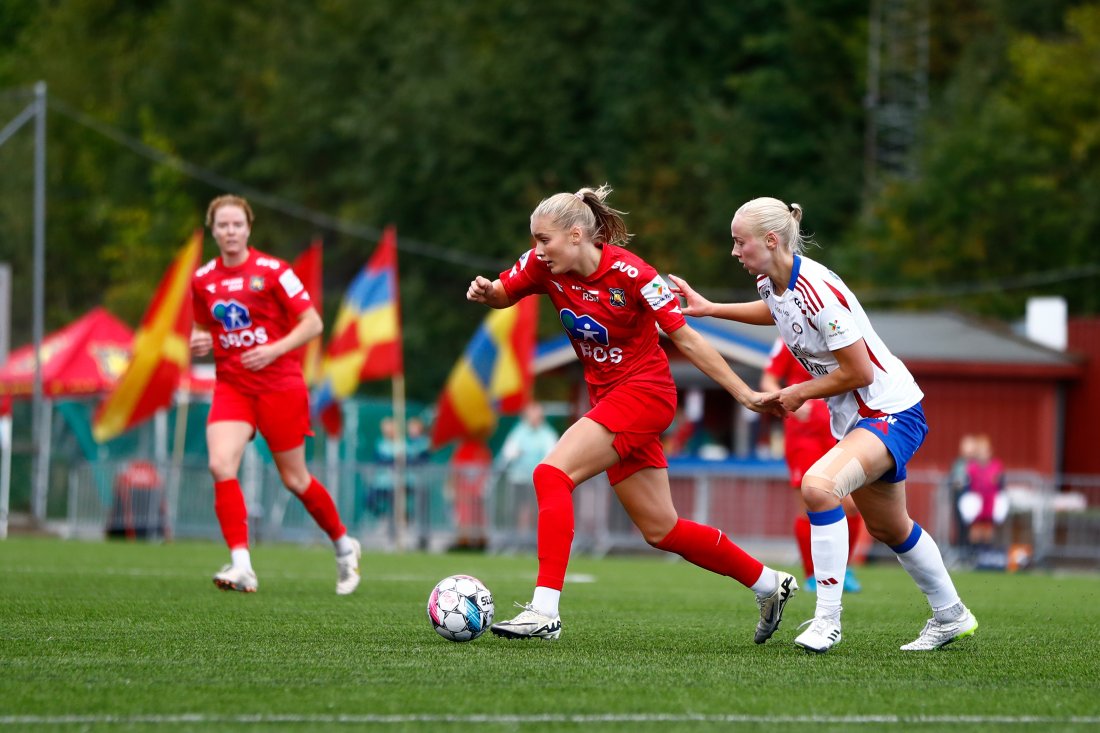 Bilde av tidligere Røa-spiller Oline Fuglem i duell med Vålerengas Sara Hørte på Røabanen i Toppserien 2024.