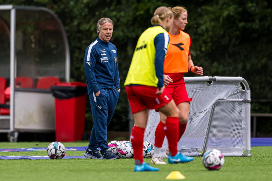 Geir Nordby i forkant av en Røa-kamp i Toppserien.