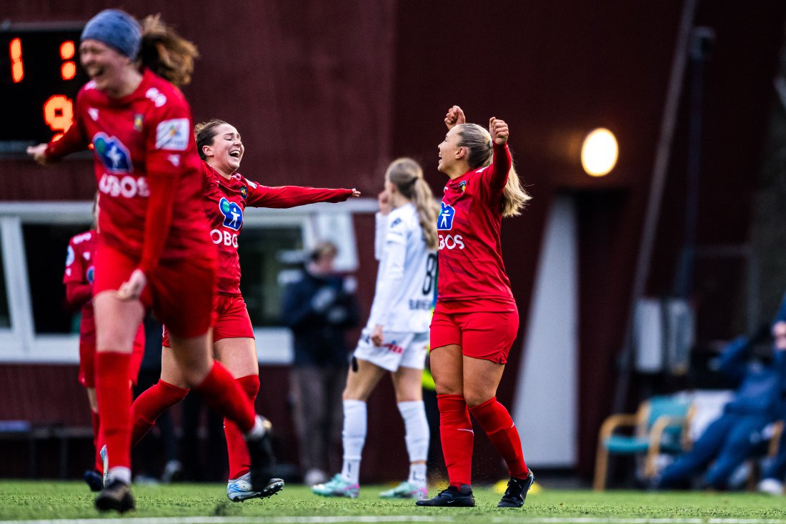 Sofia Krossøy og Hanna Rake Ellingsen feirer etter at Røa sikret plassen i Toppserien neste sesong, etter deres seier mot Åsane på Røabanen.