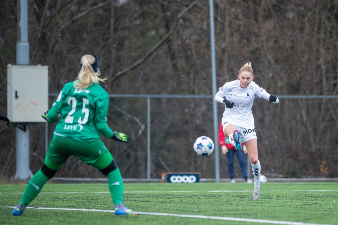 Norun Skjeldal avslutter et angrep for Åsane i kvalifiseringskampen mot Røa på Røabanen.