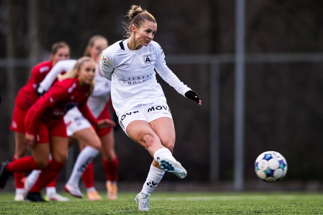 Åsanes Marina Jensen bommer på straffespark mot Røa, før hun setter returen i mål selv, og sørget for spenning i kvalifiseringskampen på Røabanen.