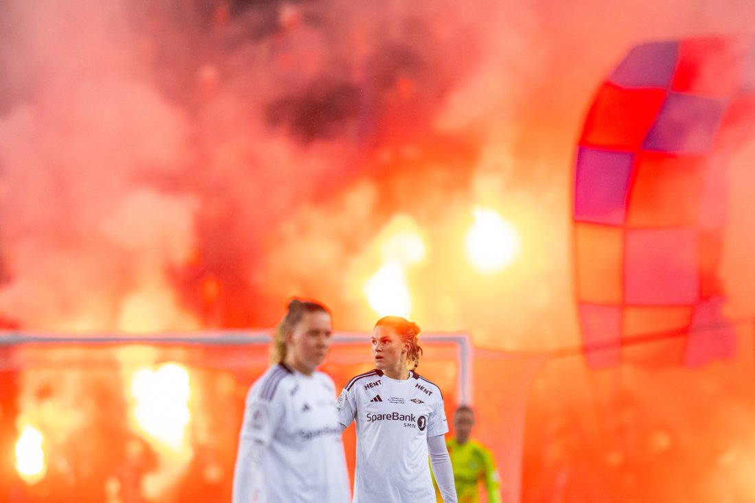 Rosenborgs Kristine Leine foran et hav av bluss på Ullevaal Stadion, under Cupfinalen fra 2024 mot Vålerenga.