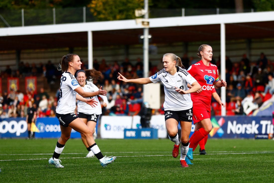 Rosenborgs Elin Sørum feirer sin scoring mot Røa på Røabanen i cupens semifinale.