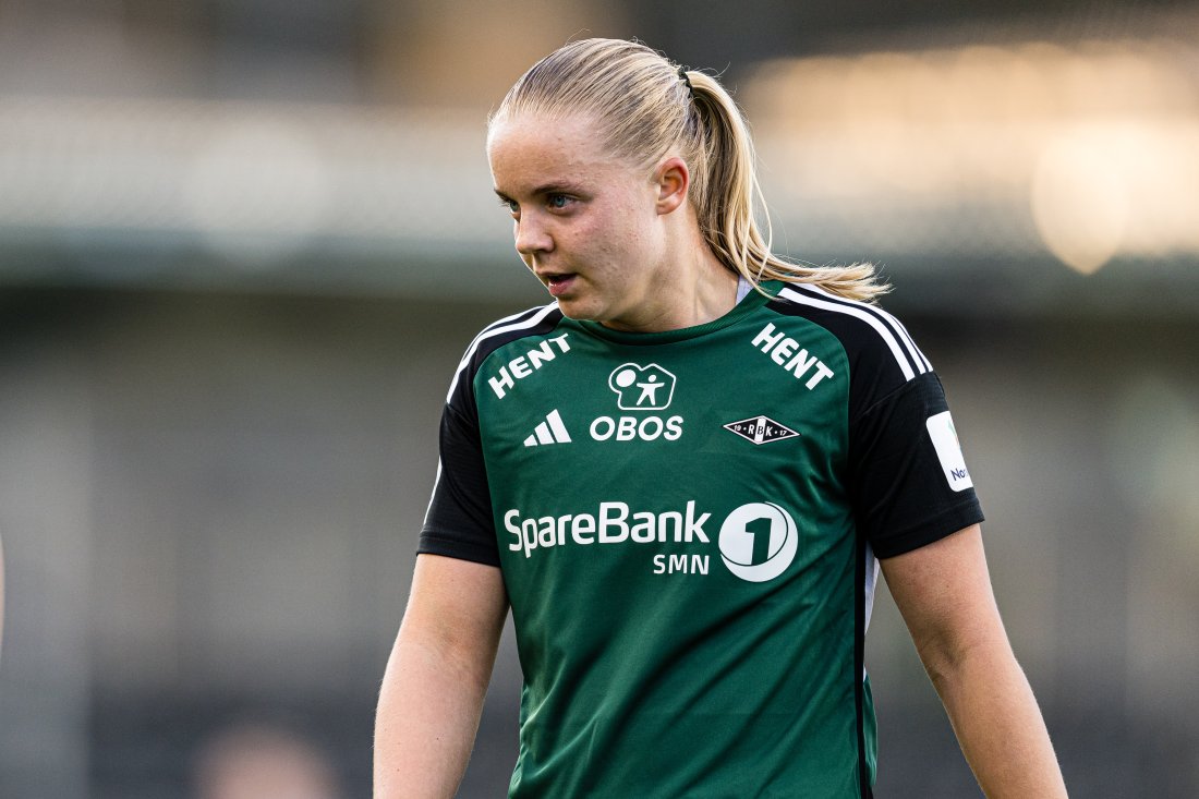 Rosenborgs Celine Nergård i Trondheimslagets bortedrakter i 2023.