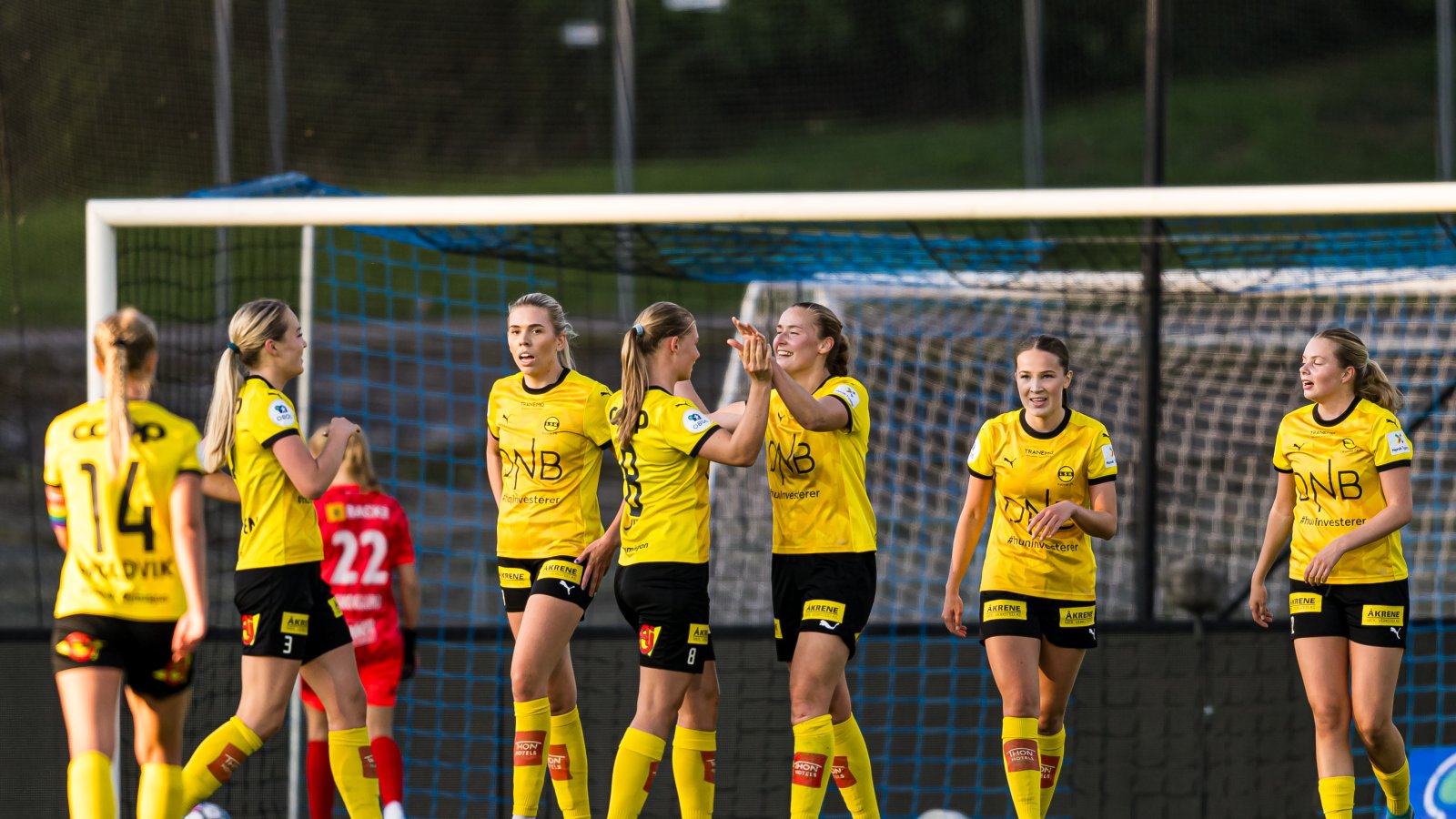 LSK Kvinner jakter bronse for andre sesong på rad, men må trolig slå seriemester Vålerenga på bortebane. Foto: Marius Simensen / Bildbyrån