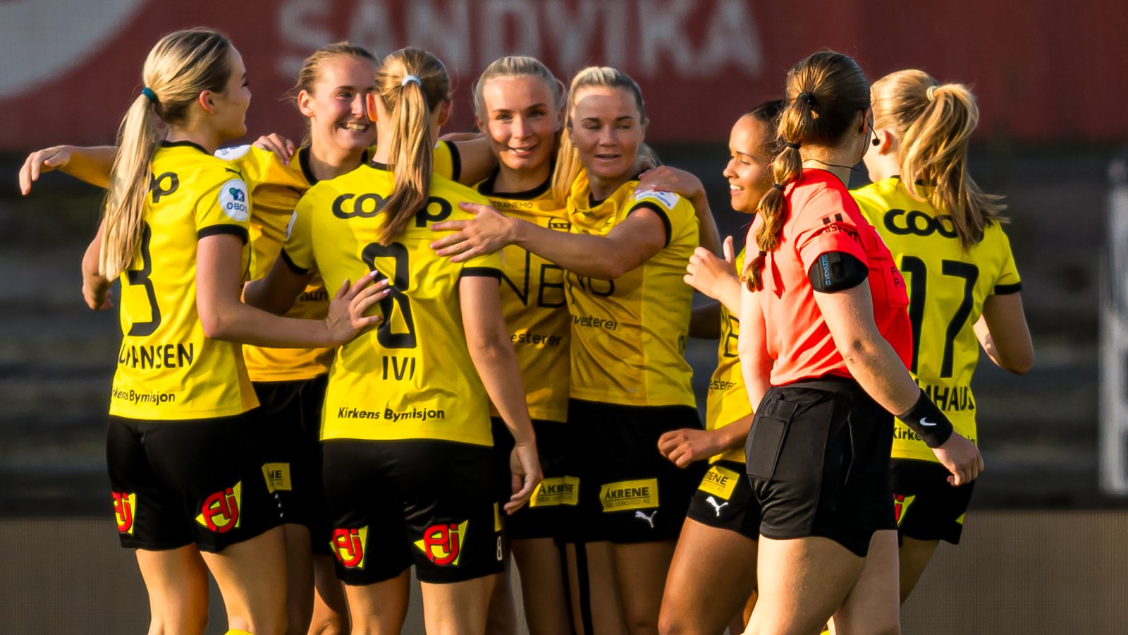 LSK Kvinner er i god form og har blandet seg inn i medaljekampen. Denne runden møter de Brann i LSK-hallen. Foto: Marius Simensen / Bildbyrån