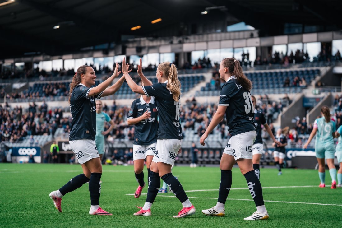 HEIMEJUBEL: Viking avsluttar kvaliken mot Arna-Bjørnar heime på Lyse Arena. Foto: Alexander Larsen / Viking FK