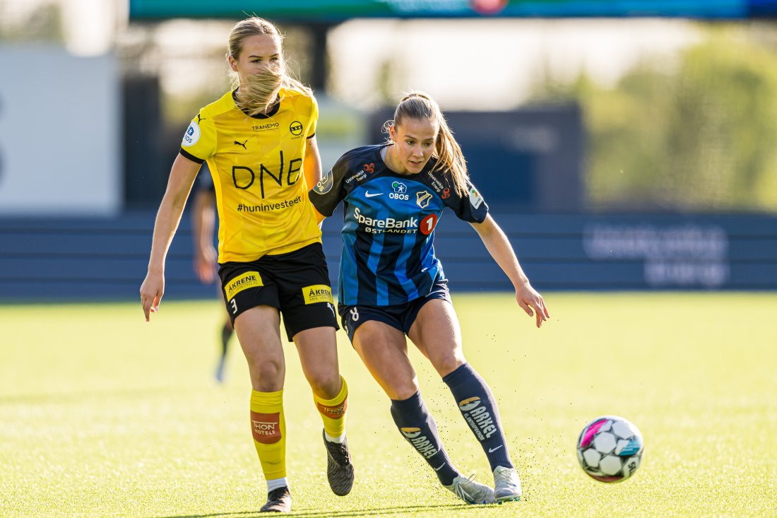 Stabæks Emilie Østerås og LSK Kvinners Oda Johansen kjemper om ballen i Toppserien-kampen på Nadderud i 2025.
