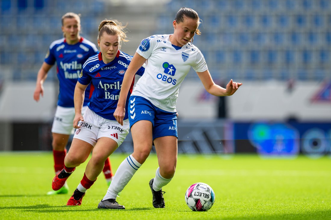 Kolbotns Mille Helland Flø i duell med Vålerengas Olaug Tvedten på Intility Arena.