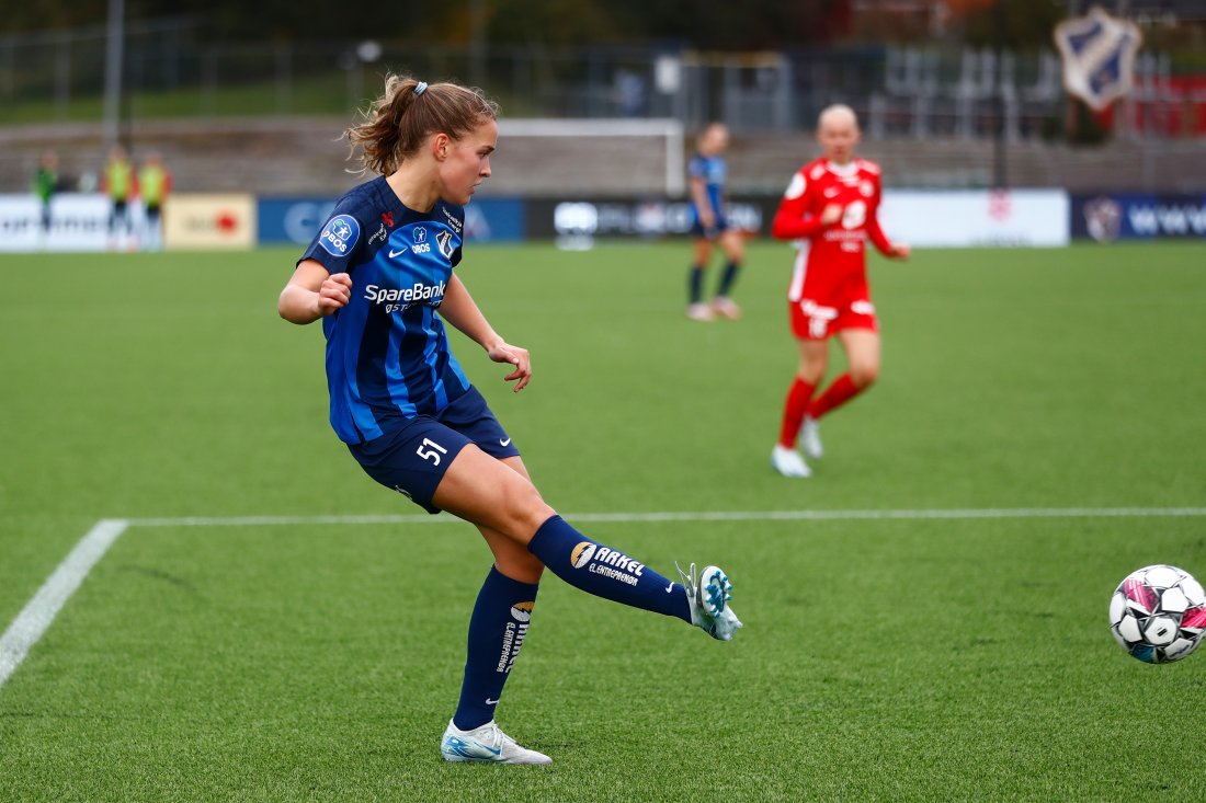 Stabæks Iris Omarsdottir slår et innlegg mot Arna-Bjørnar på Nadderud. I fjor endte hun på 14 scoringer, i år håper hun å score ennå flere, og sikre seg tittelen: "Toppscorer i Toppserien 2025"