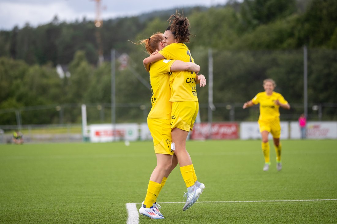 Claudia Cagnina og Anna Johansen feirer scoring mot Kolbotn på Grorud Kunstgress.