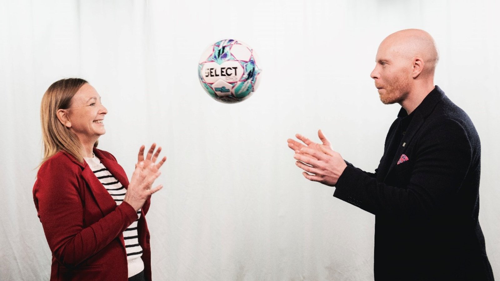 Hege Jørgensen, daglig leder i Toppfotball Kvinner, og Stian Bergerud, leder for samarbeid og innovasjon, i Thon Hotels. Foto: Sigve Mejdal/NPG Sport & Communication