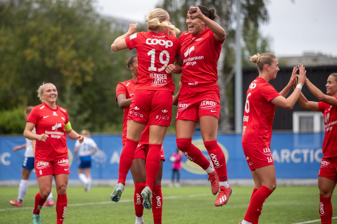 Brann feirer scoring mot Kolbotn. Monica Isaksen og Brenna Lovera.