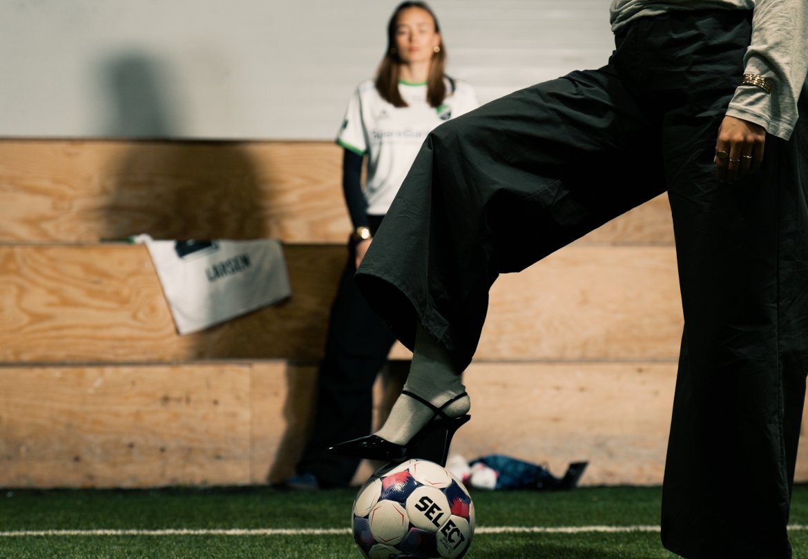 Spillerne ble sminket av Aurora Hay og Zahra Laine og stylet av Ebba Lund og Kaisa Haga før fotoshooten. Foto: Elias Mijit