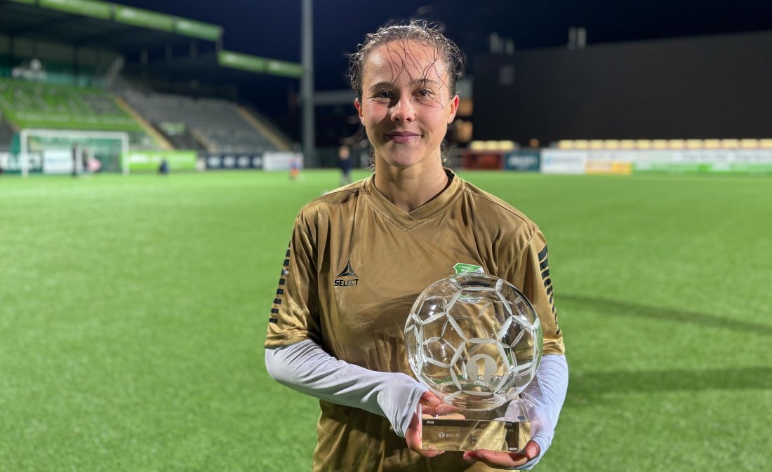 Gumaer står med troféet for årets gjennombrudd på Hønefoss sin hjemmebane: AKA Arena.