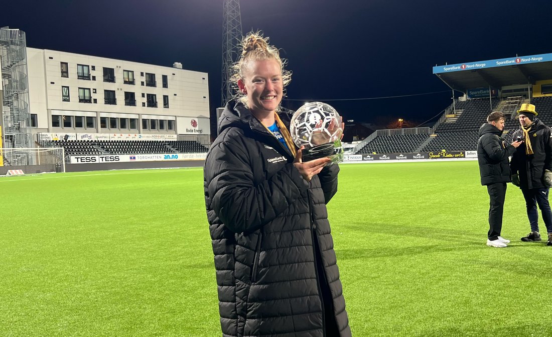 Aubrei Corder viser frem troféet hun fikk som årets spiller i 1. divisjon etter at Bodø/Glimt sikret opprykket til Toppserien på Aspmyra.