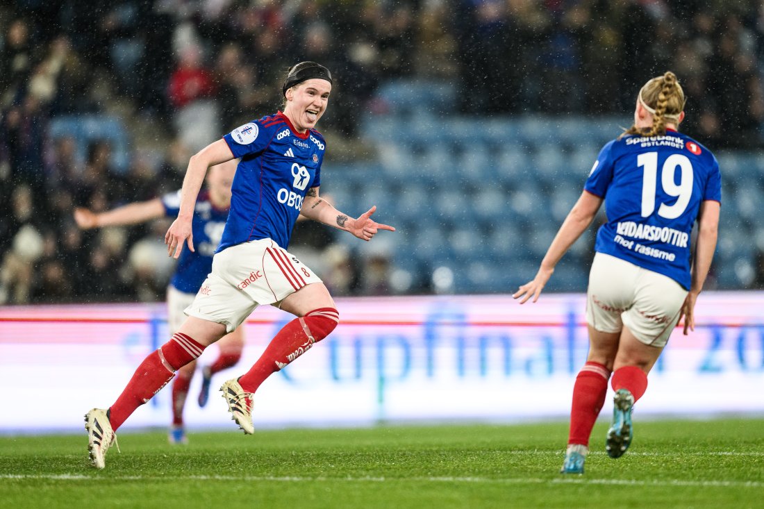 Linn Vickius feirer scoring for Vålerenga mot Rosenborg i cupfinalen på Ullevaal Stadion sammen med Sædis Heidarsdottir.