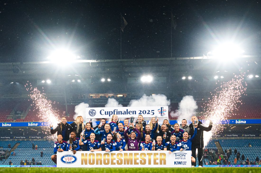 Vålerenga feirer cupgullet.
