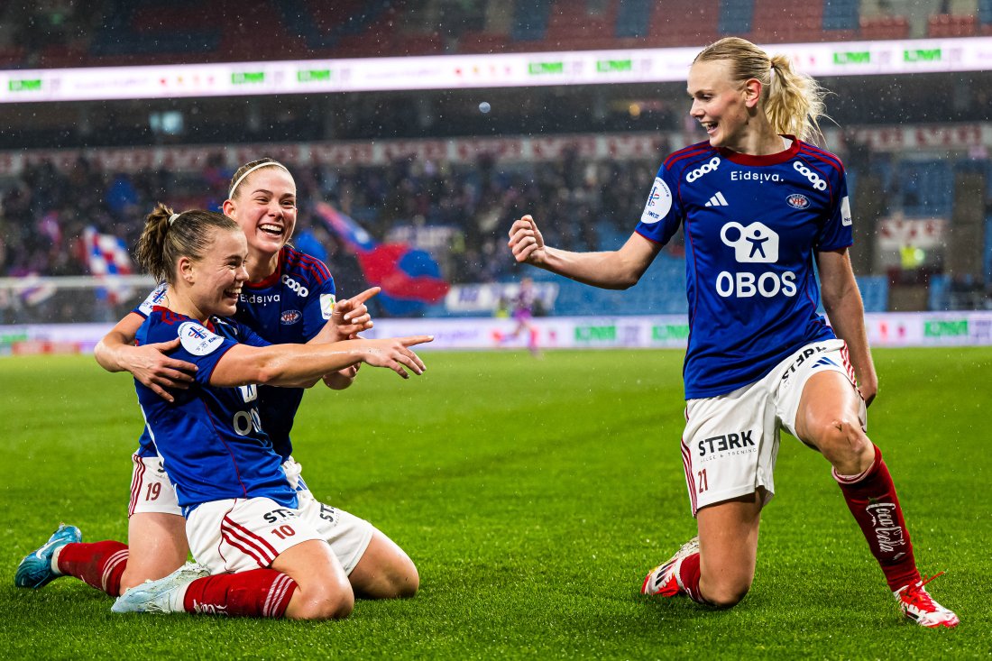 Olagu Tvedten, Sædis Heidarsdottir og Karina Sævik feirer Vålerengas 2-0 scoring mot Rosenborg i cupfinalen på Ullevaal Stadion.