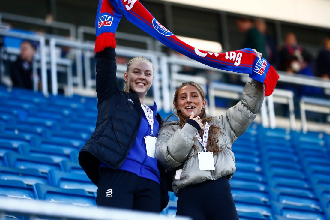 Tuva Espås og Tilde Lindwall på tribunen mot Anderlecht.