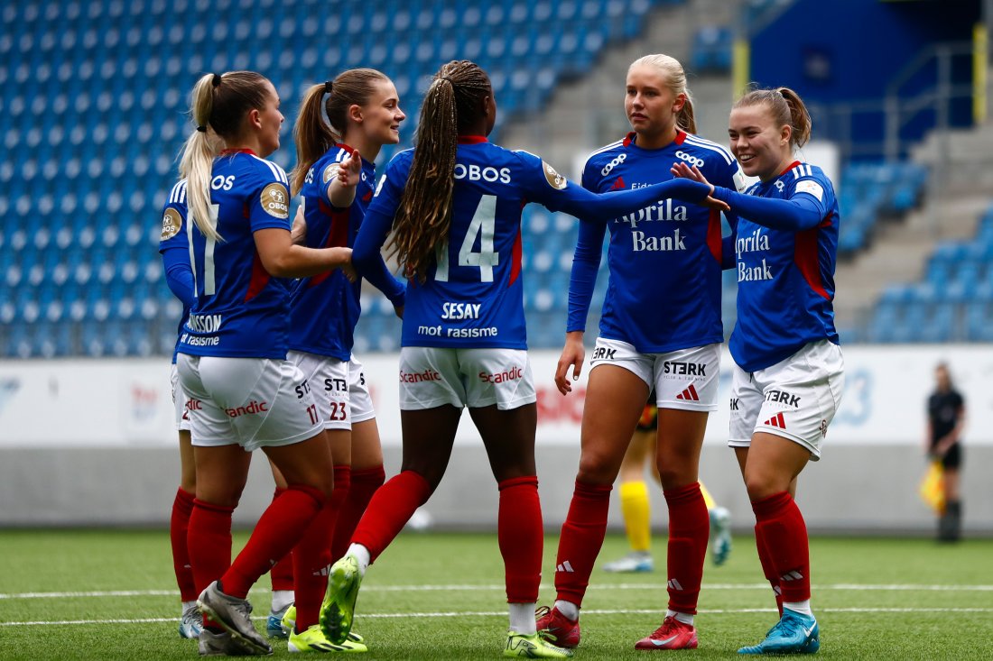 Vålerenga feirer mål mot LSK Kvinner. Ronja Aronsson, Eline Hegg, Mawa Sesay, Marie Moen Preus og Olaug Tvedten. På Intility Arena.