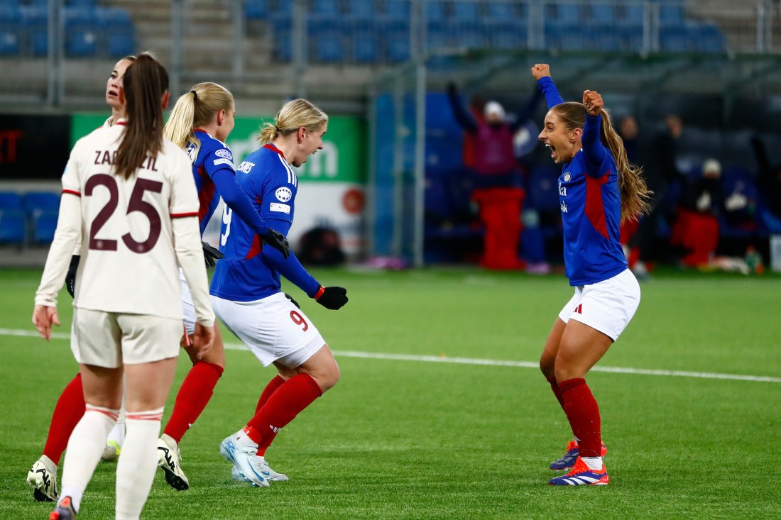 Tilde Lindwall, Elise Thorsnes og Iseline Sandnes Olsen feire at Vålerenga har utlignet mot Bayern München i Womens Champions League 2024. Zadrazil fortviler.