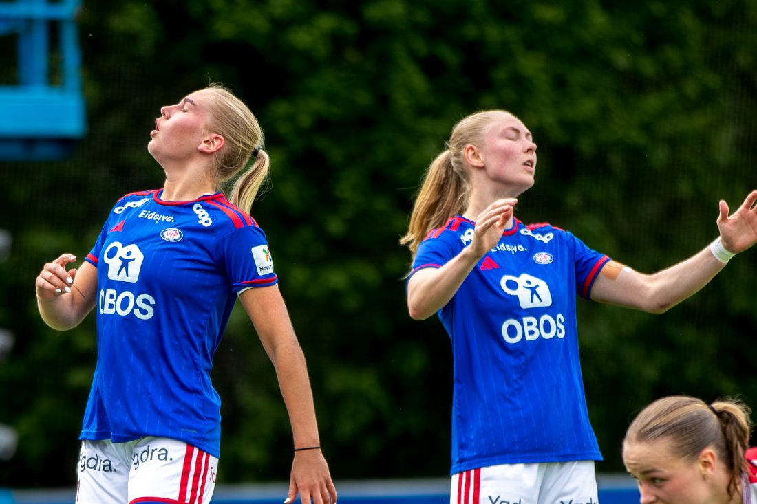 FRUSTRERANDE: Det blei ein frustrerande kamp for Vålerengas del. Marie Moen Preus (t.v.) og Tuva Espås hadde begge sjansar til å score, men klarte ikkje å få utteljing.