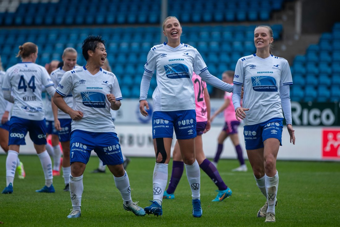 Meryll Abrahamsen, Kristina Svandal og Emilie Guddal feirer mål mot Odd i 2025.