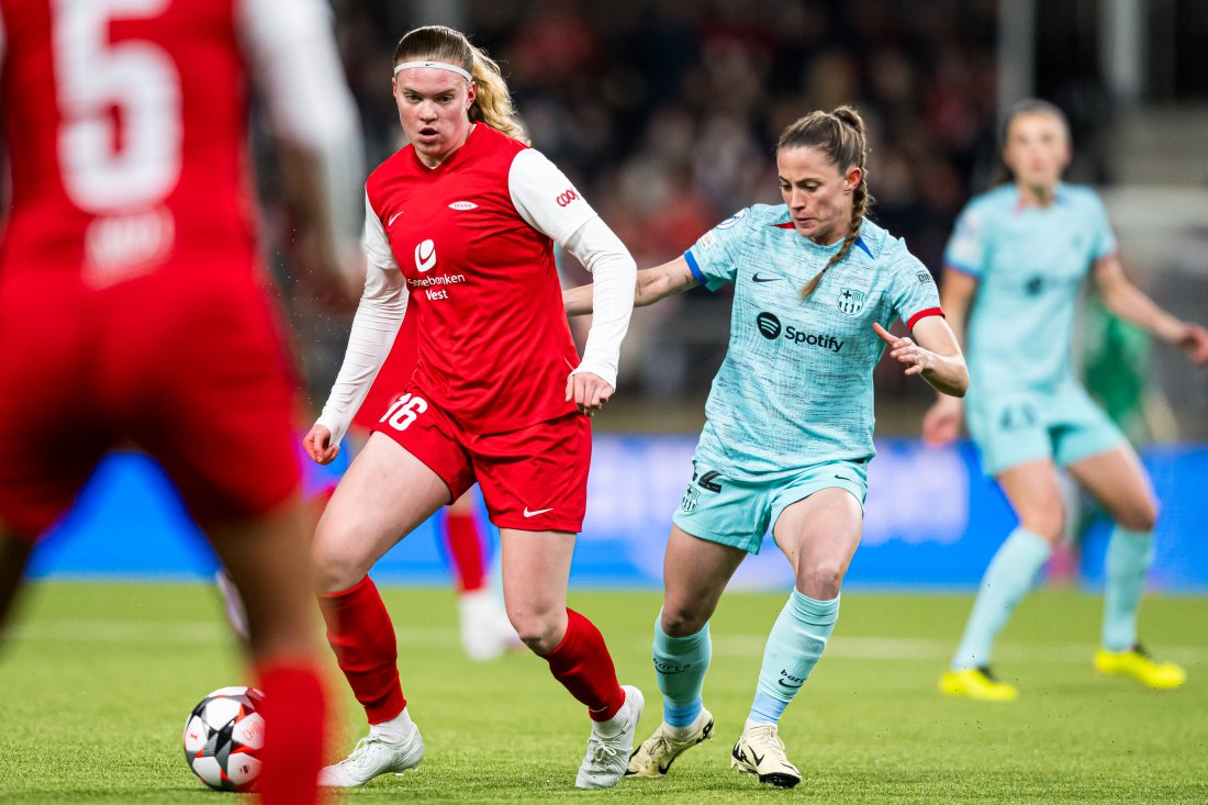 Signe Gaupset og Barcelonas Ona Batlle under hjemmekampen på Åsane Arena. Foto: Marius Simensen/Bildbyrån