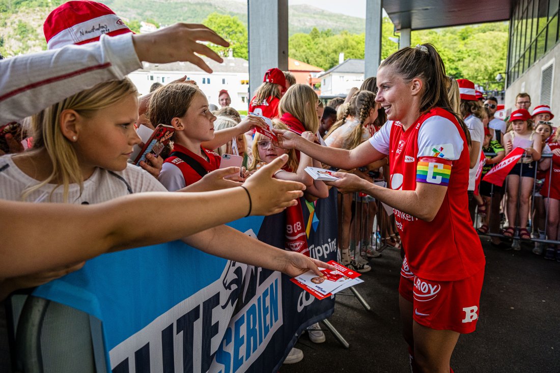 På søndag åpner Fanzone+ utenfor inngang 10 på Frydenbø-tribunen. På denne dagen er det ekstra stor Fanzone, som betyr enda flere morsomme gratis aktiviteter for store og små som alle kan delta på før det braker løs inne på Stadion kl. 14.30. Foto: Marius Simensen/BILDBYRÅN