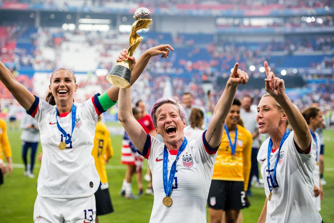 Megan Rapinoe, Alex Morgan og Alexandra Long feirer VM-gull etter seier over Nederland i VM-finalen i Lyon 2019. Rapinoe er kjent som den kanskje fremste aktivisten innen fotballen. Foto: Petter Arvidson/Bildbyrån