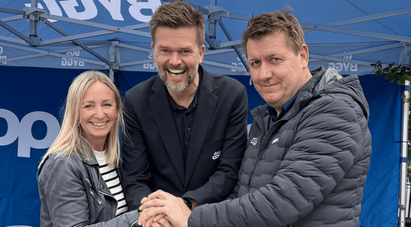 Coop forlenger avtalen til 2025. F.v.: Hege Jørgensen (Toppfotball Kvinner), Vegard Hansen (Coop) og Pål Breen (Norsk Toppfotball).